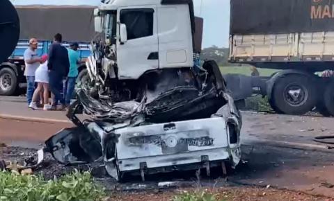 Acidente entre carro e caminhão mata uma pessoa carbonizada entre Dourados e Fátima do Sul